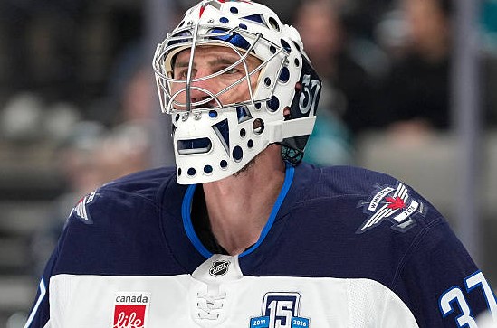 Imparable Connor Hellebuyck: El Portero de Élite que Redefine la Excelencia en la NHL